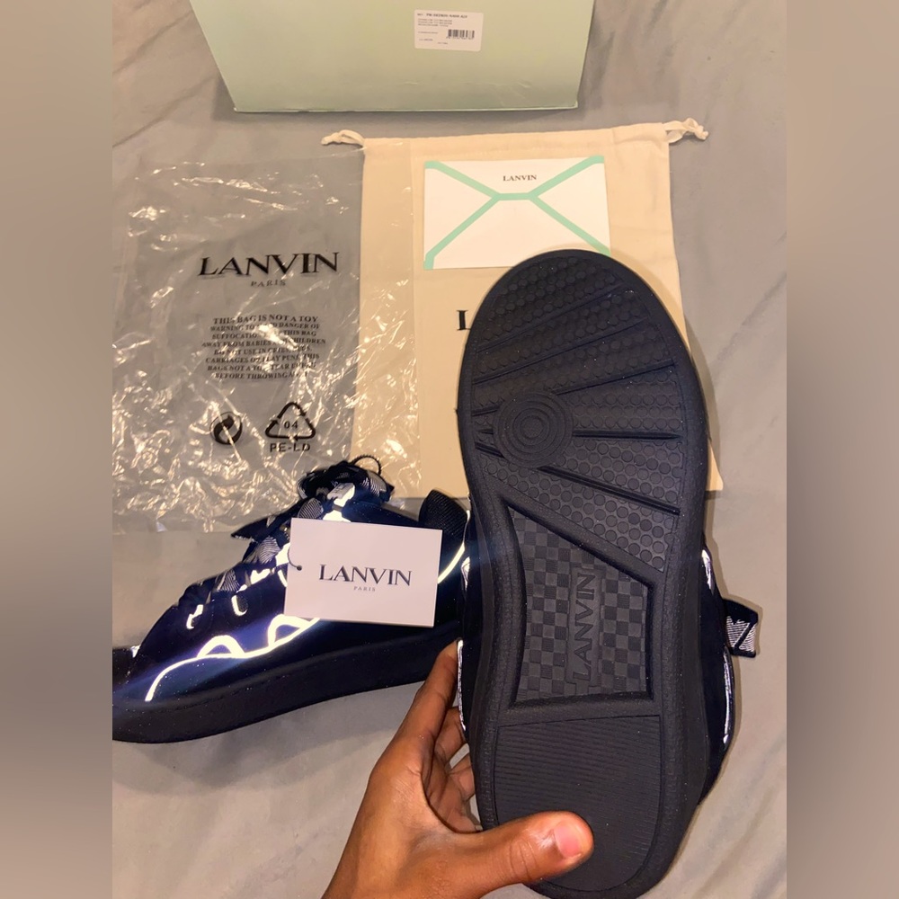 Black Reflective Lavins